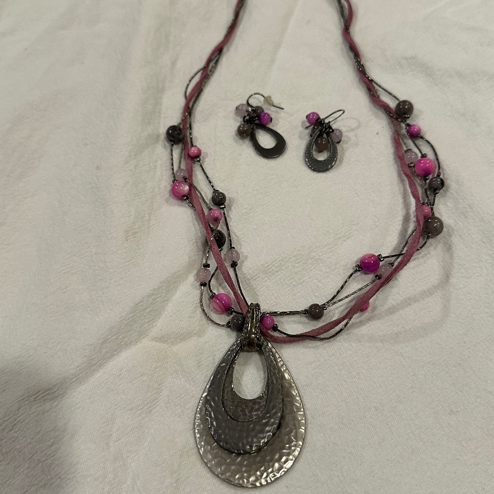 Necklace and earring set
